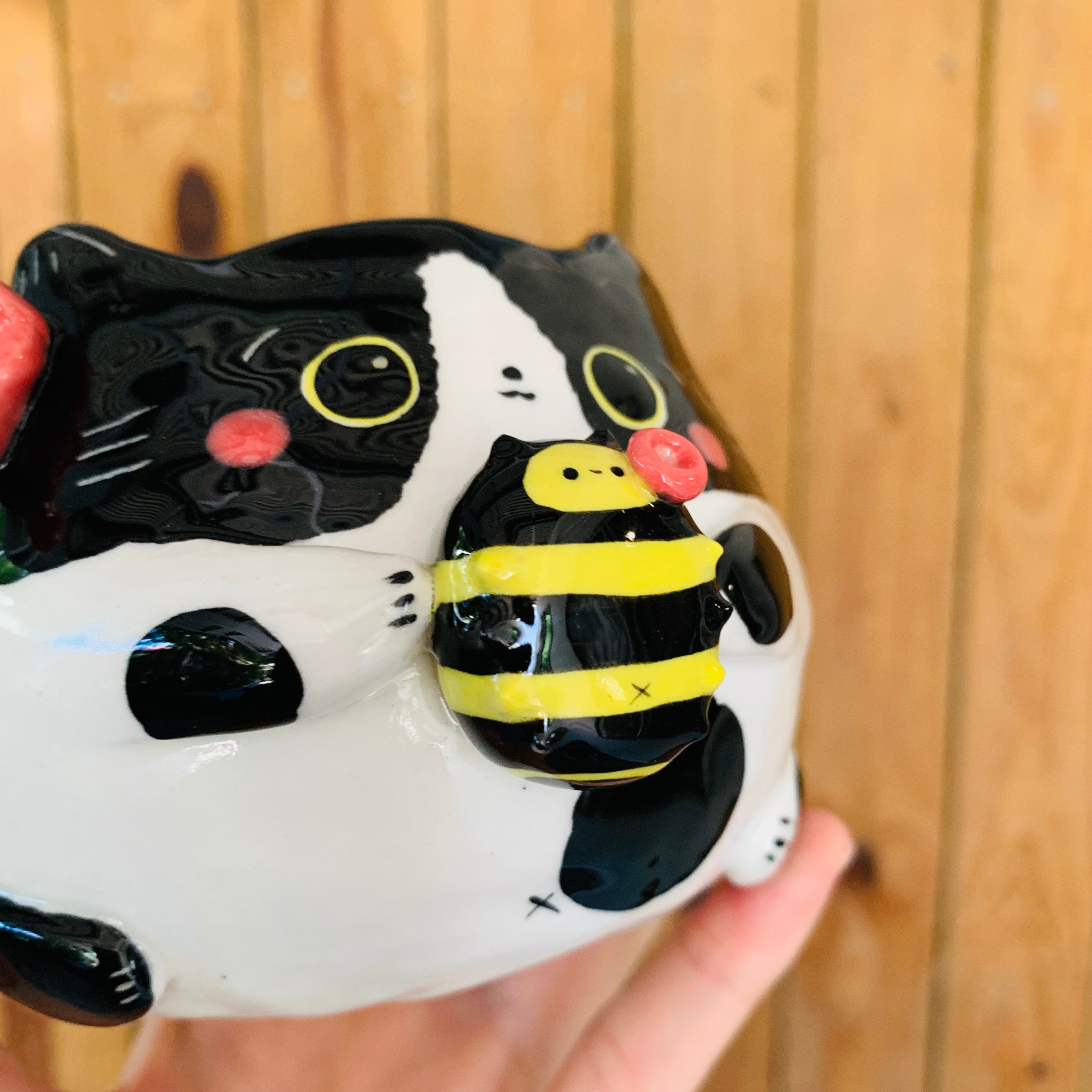 Black and white cat pot with bee friend