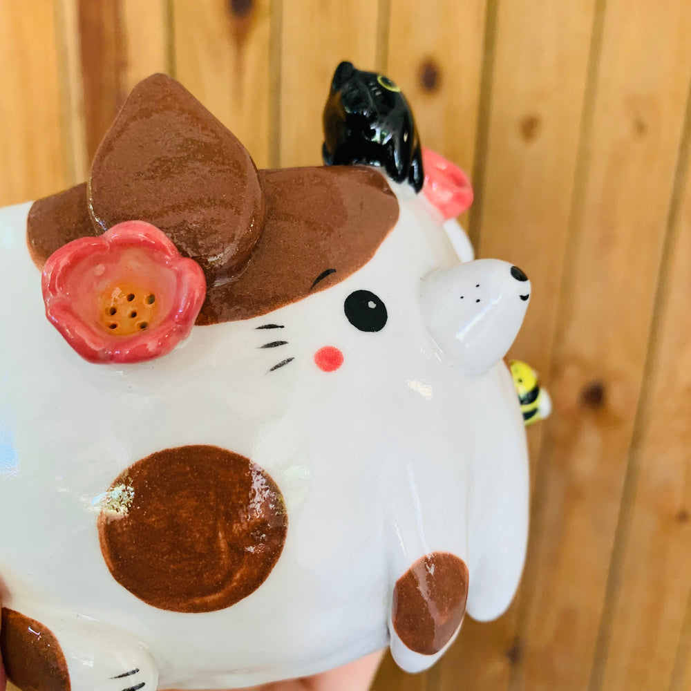 Brown spotty doggo pot with black cat and bee friend, photo 9 of 10