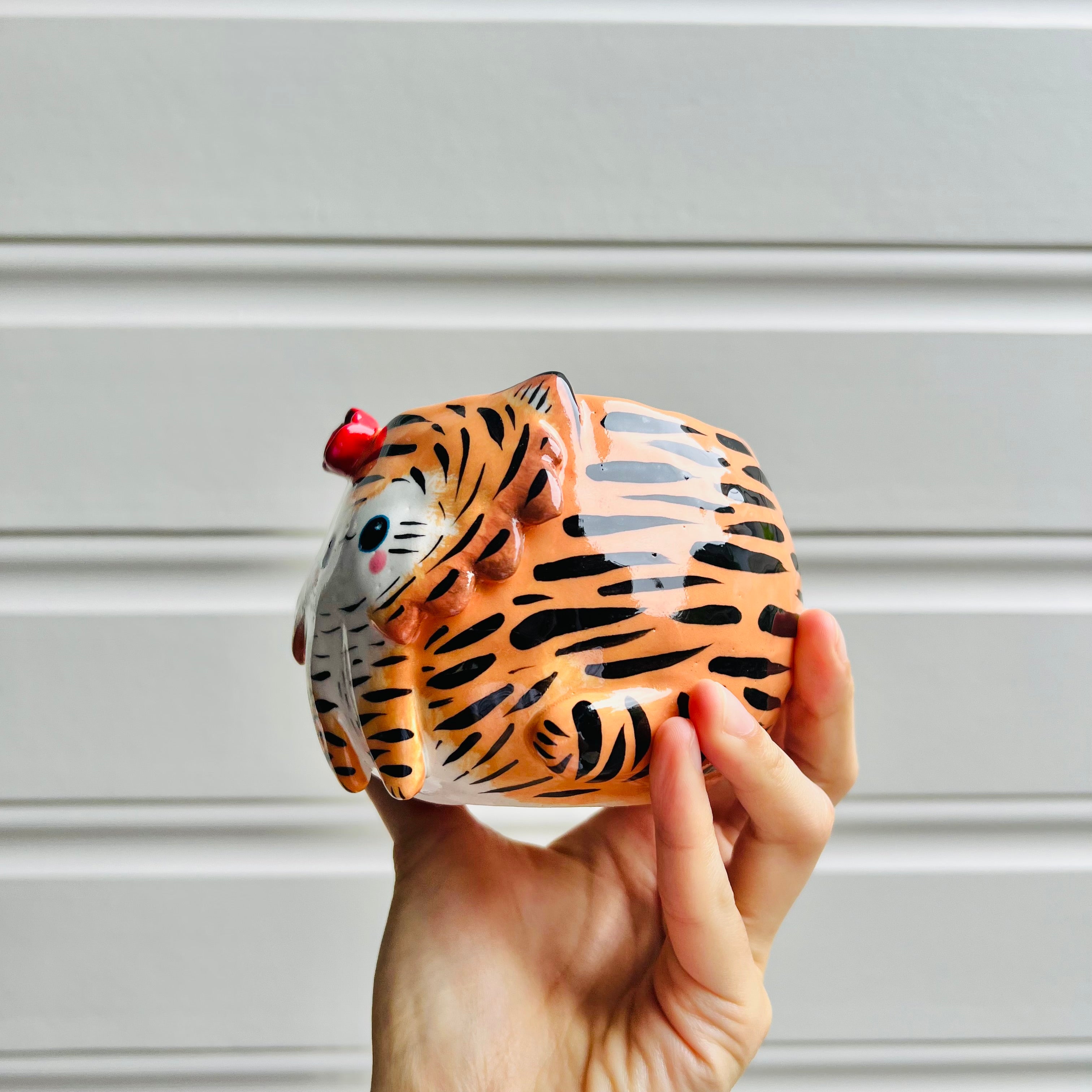 Sitting flowery tiger pot