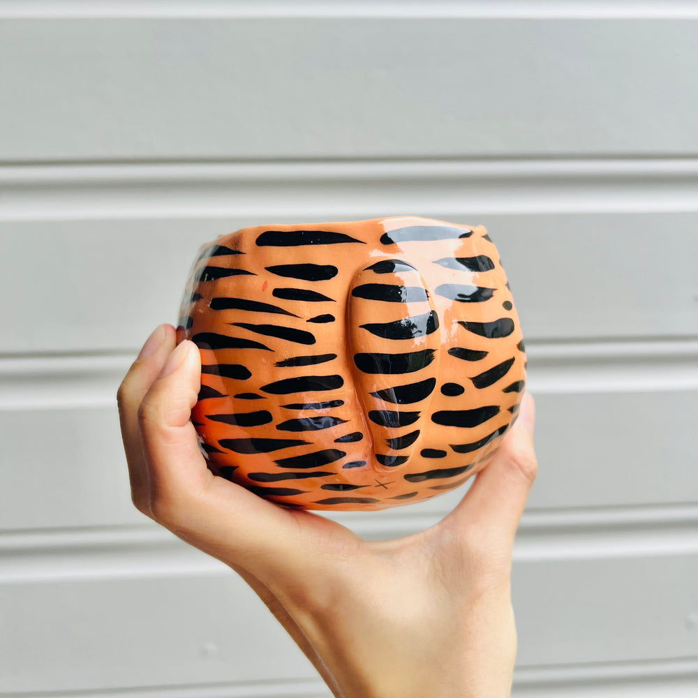 Sitting flowery tiger pot, photo 4 of 5