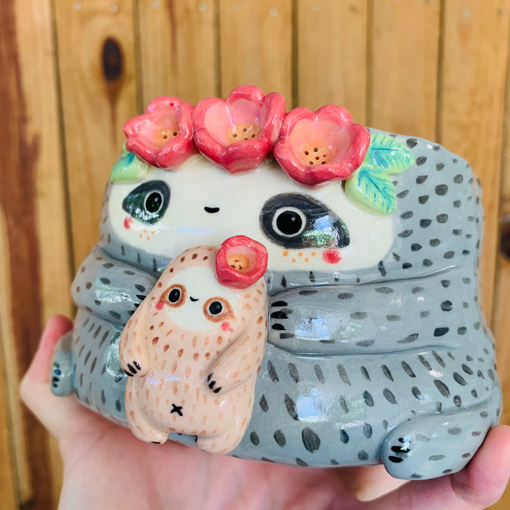 Flowery crown mama and baby sloth pot, photo 9 of 9