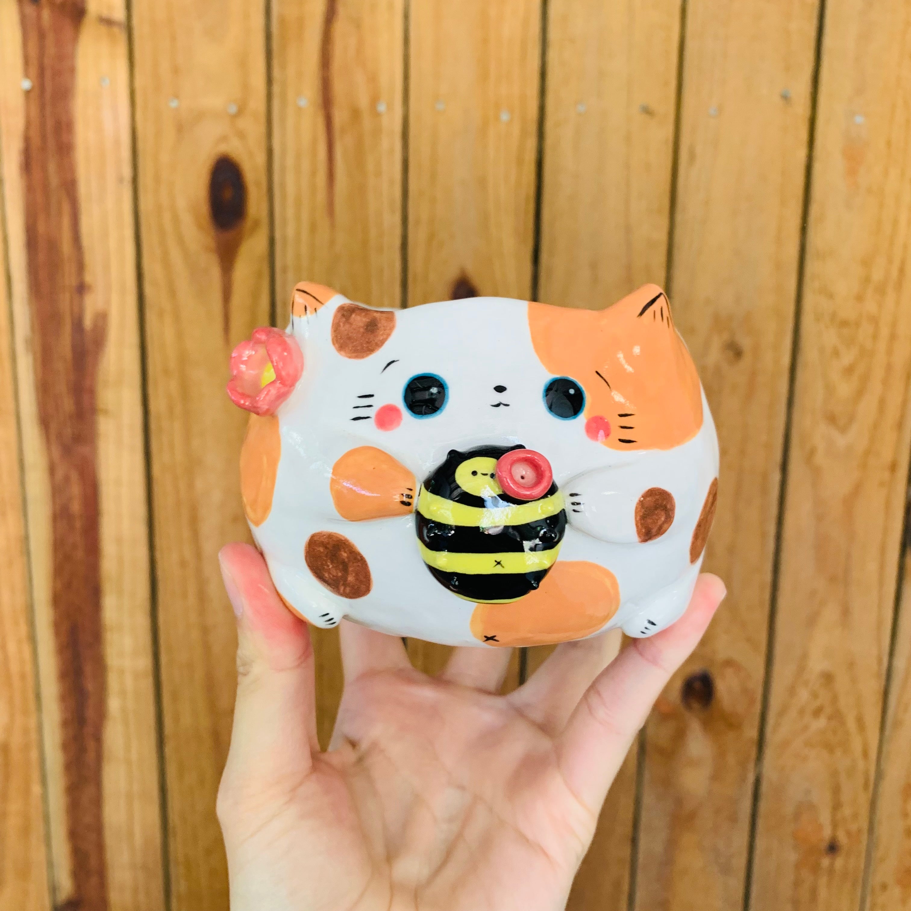 Spotty cat pot with bee friend