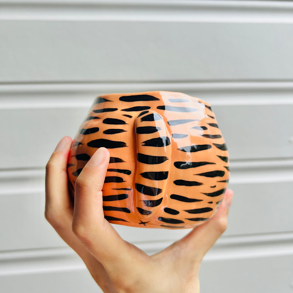 Sitting flowery tiger pot, photo 5 of 5