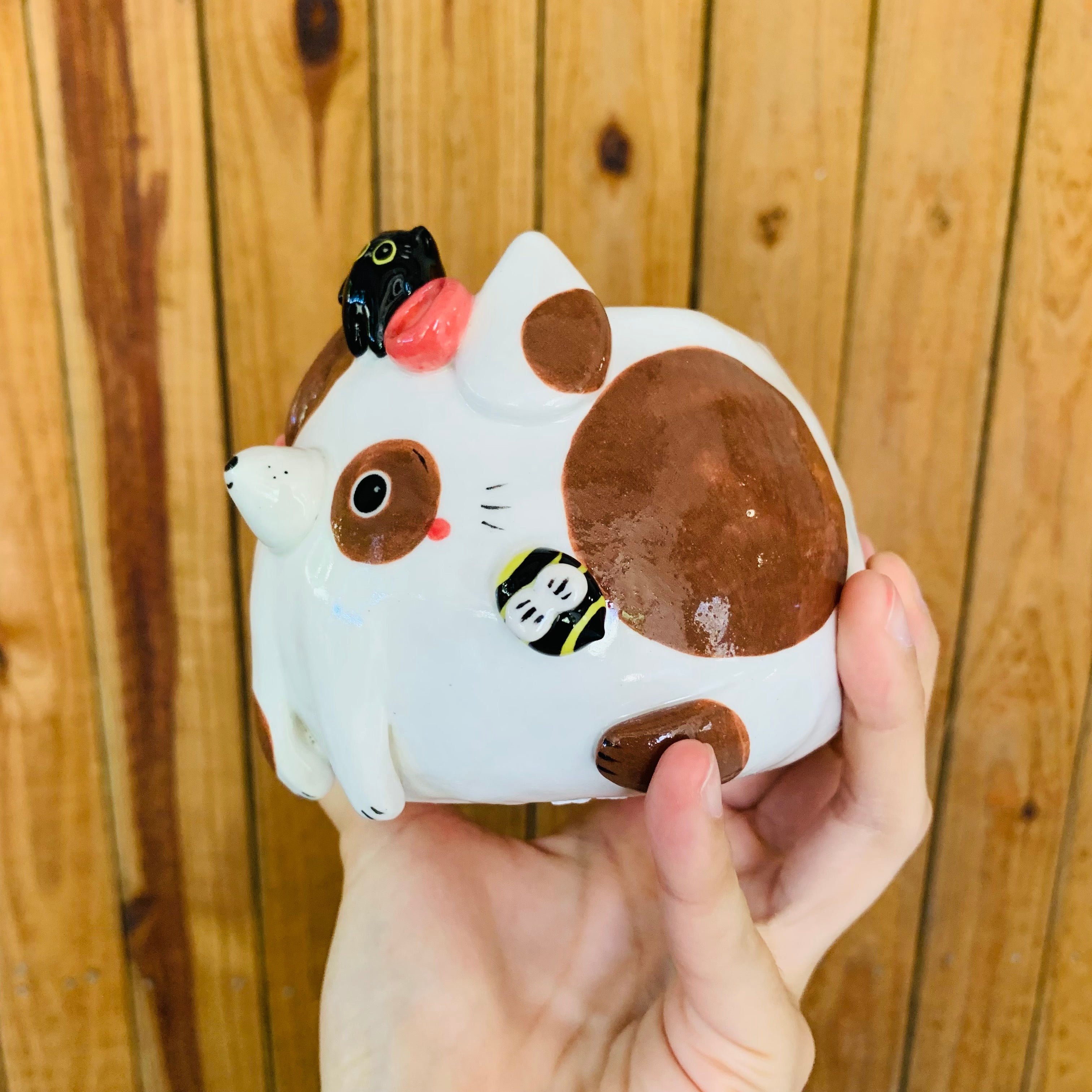 Brown spotty doggo pot with black cat and bee friend