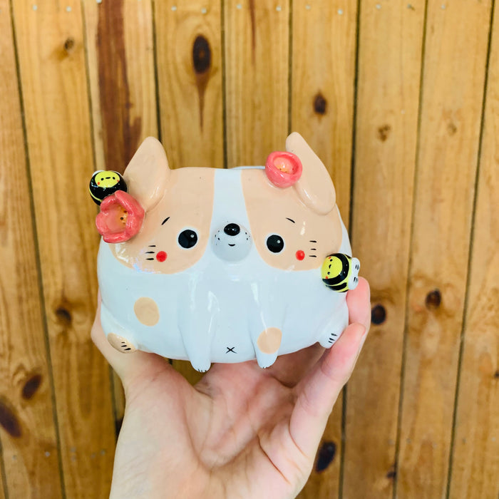 Cream spotty doggo pot with bee friends