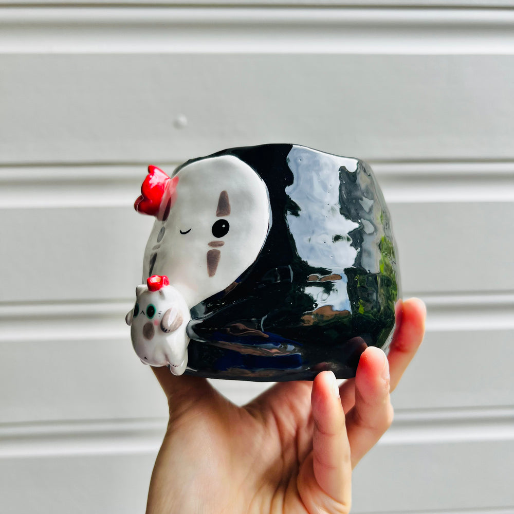 No Face pot with spotty cat friend, photo 3 of 4