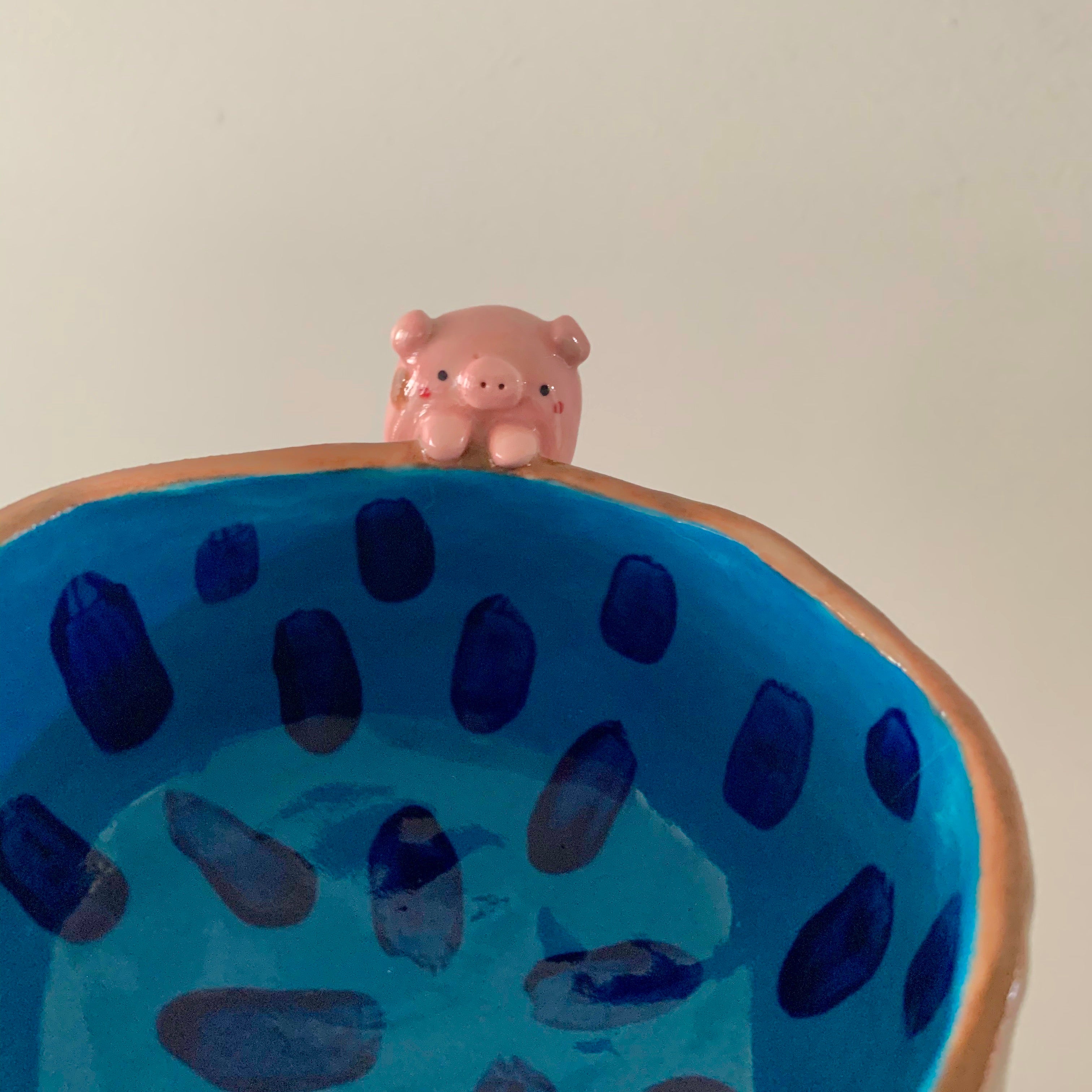 Friendly sloth snack bowl with pig friend