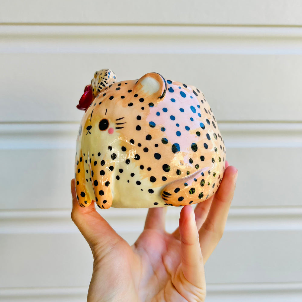 Cheetah pot with cheetah baby, photo 3 of 5