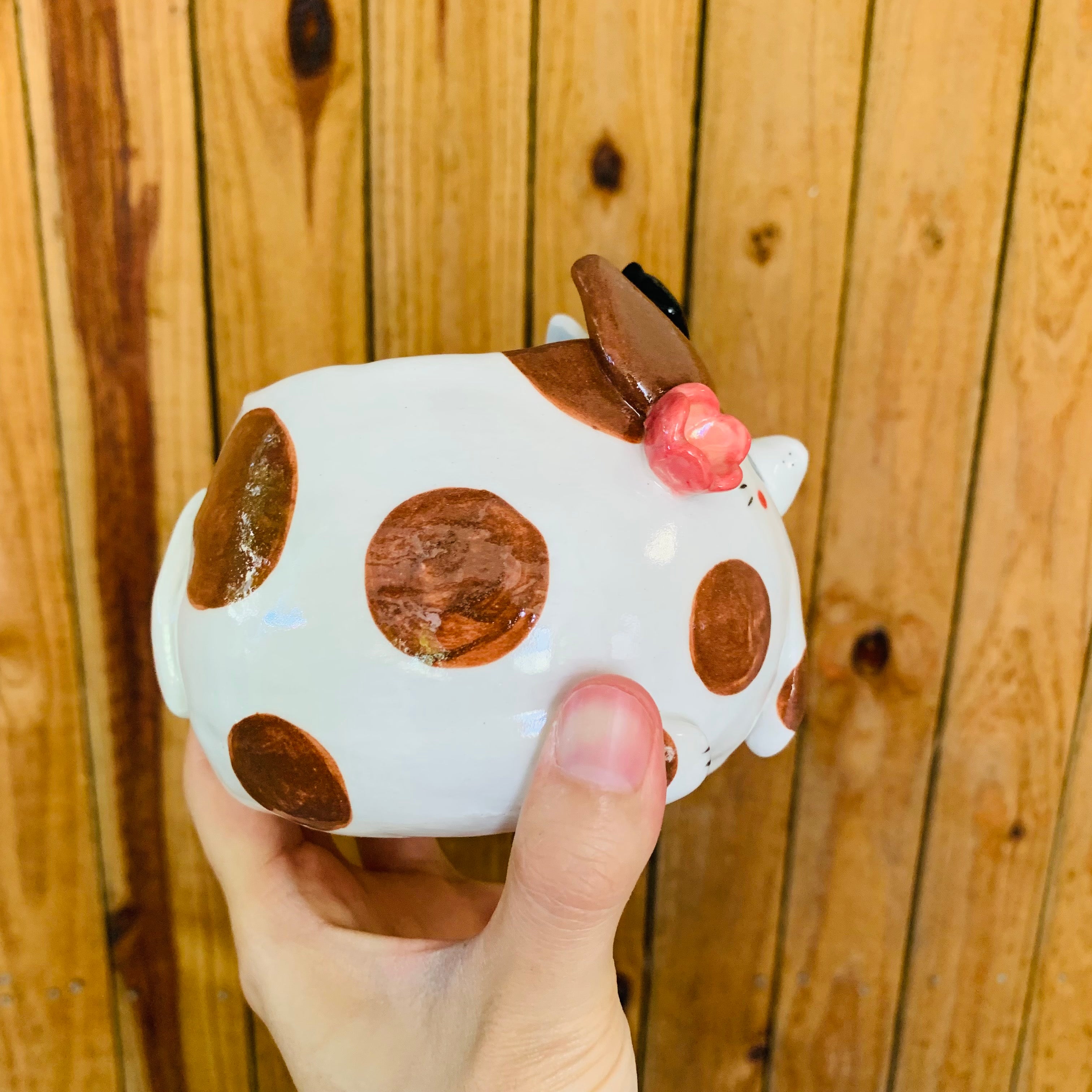 Brown spotty doggo pot with black cat and bee friend