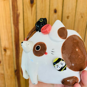 Brown spotty doggo pot with black cat and bee friend