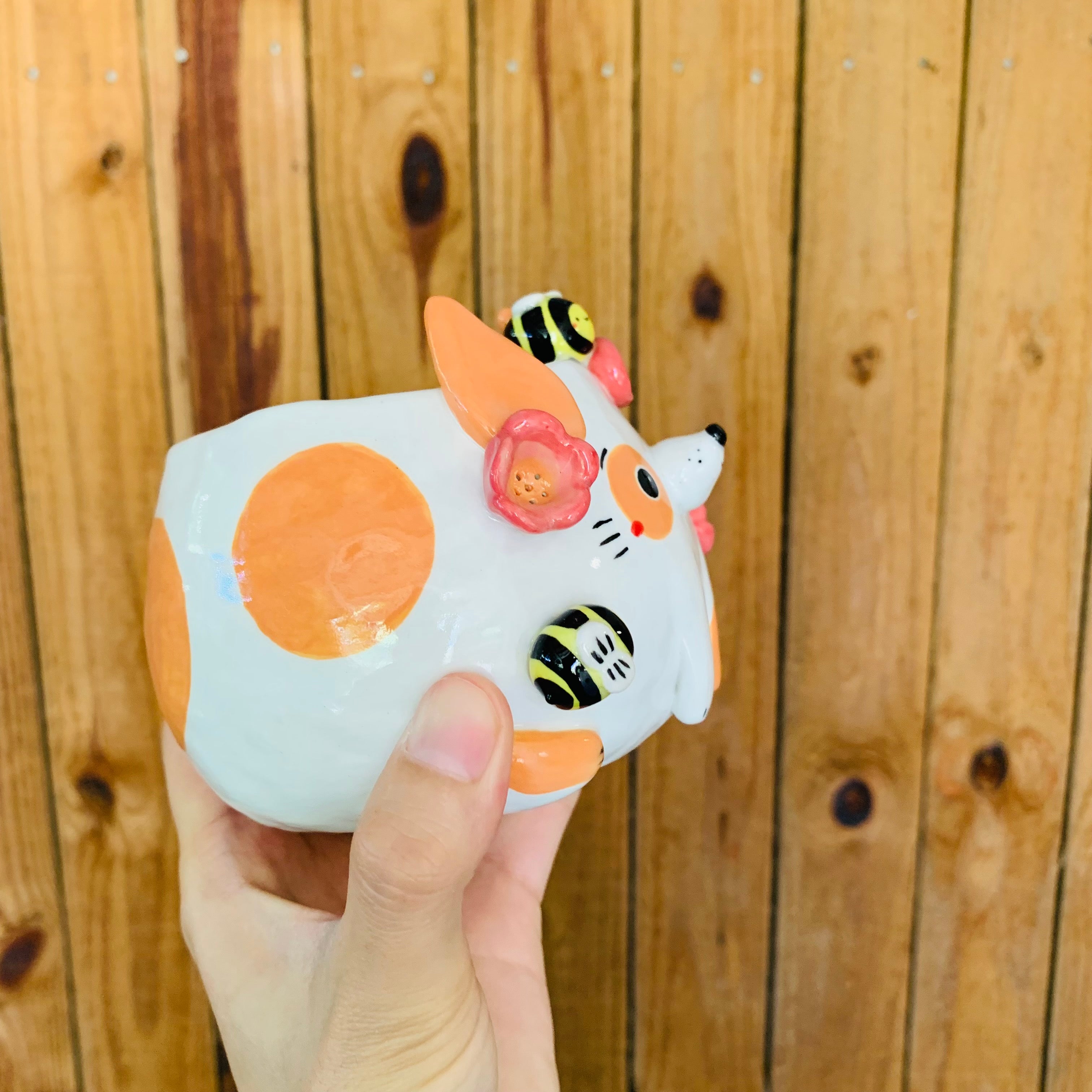 Orange spotty doggo pot with bee friends