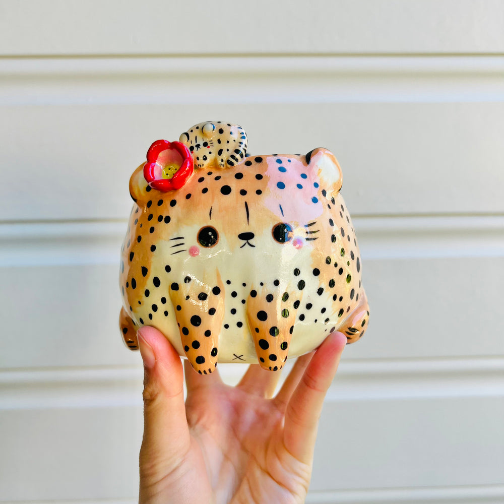 Cheetah pot with cheetah baby, photo 1 of 5