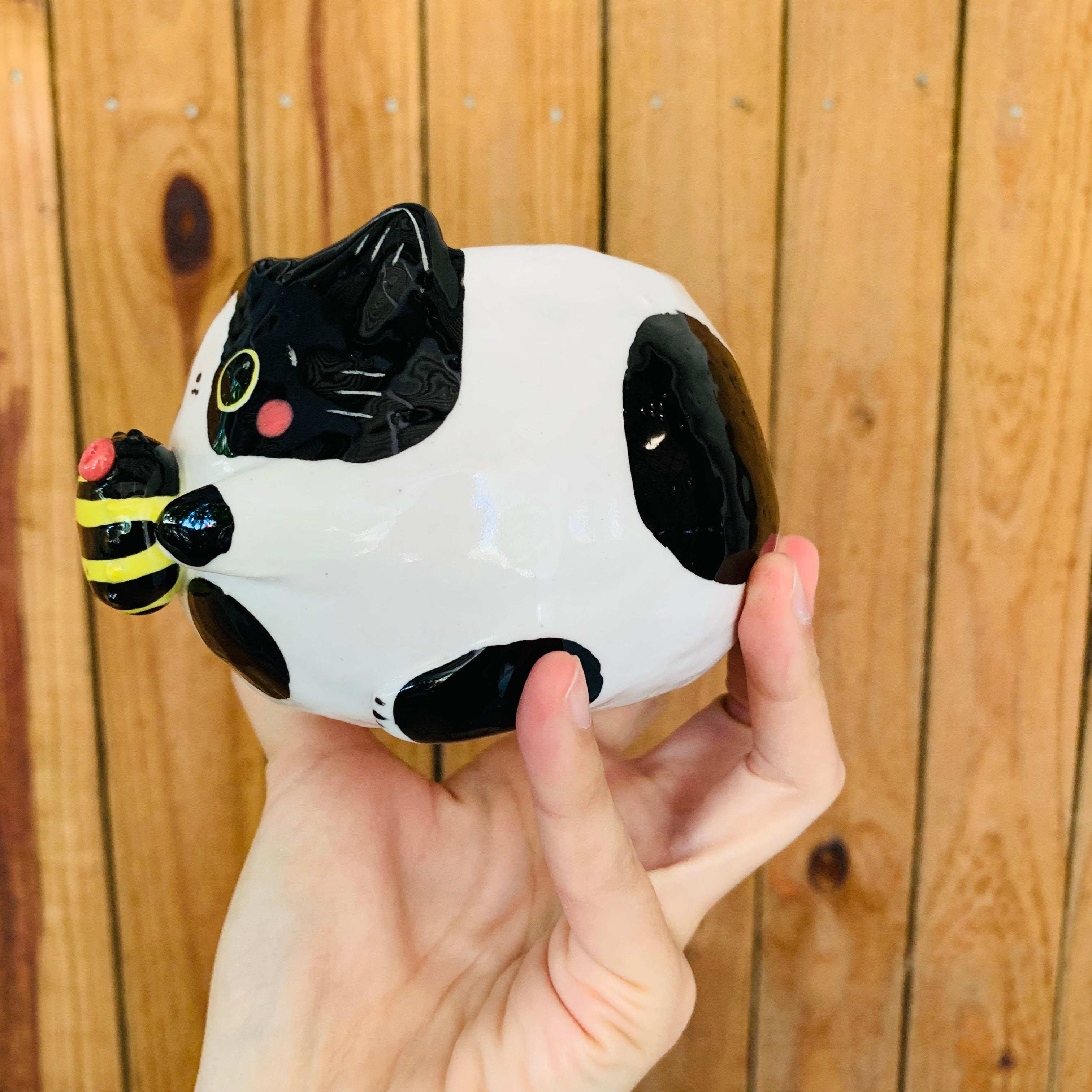 Black and white cat pot with bee friend