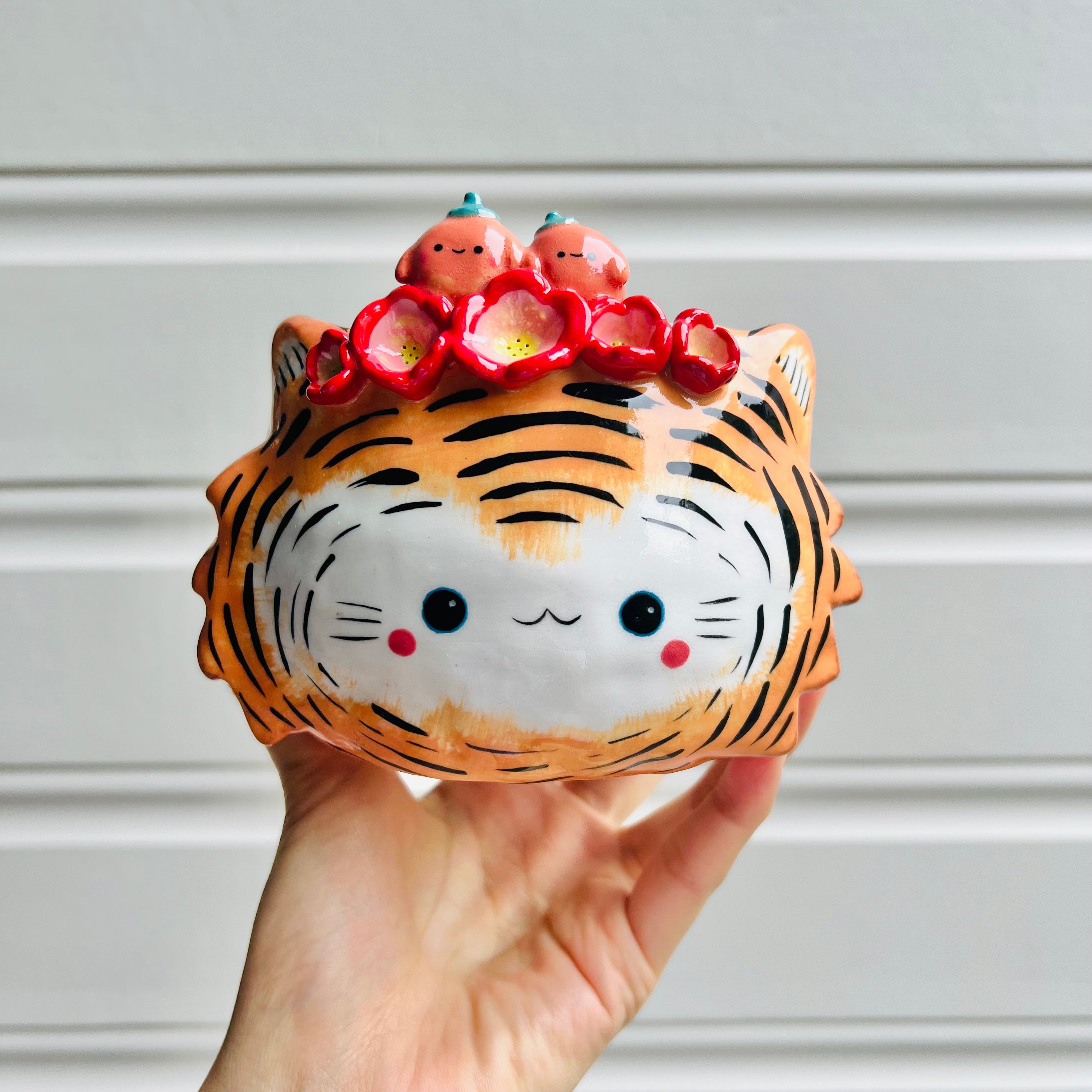 Flower crown tiger pot with mandarin friends