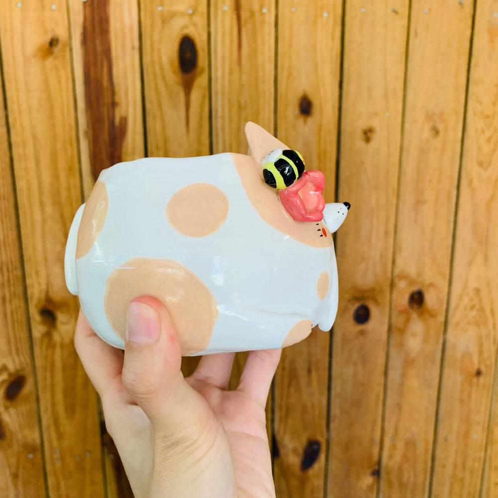 Cream spotty doggo pot with bee friends, photo 2 of 9