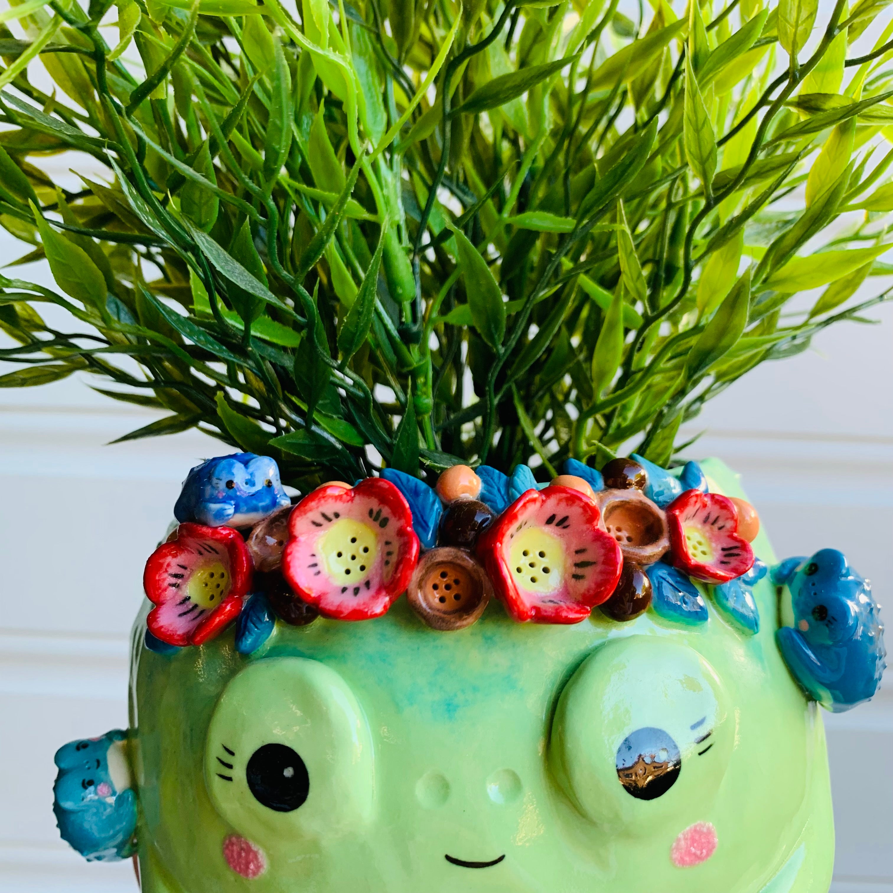 Flowery frog queen pot with baby frogs