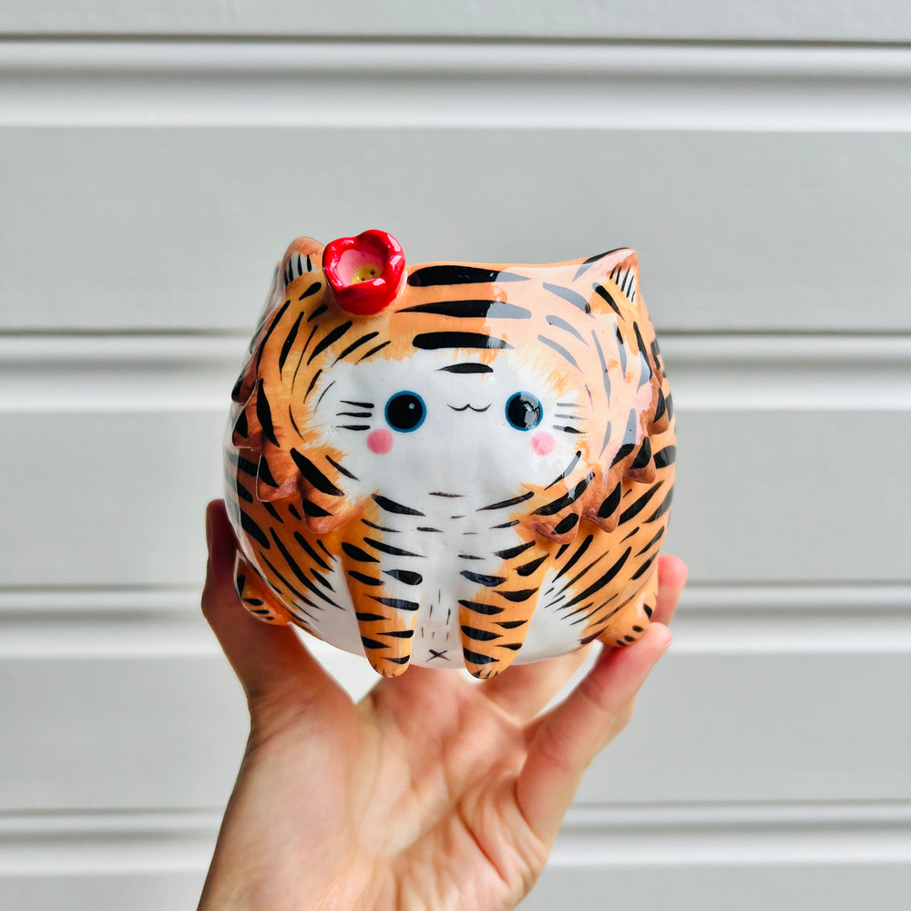 Sitting flowery tiger pot, photo 1 of 5