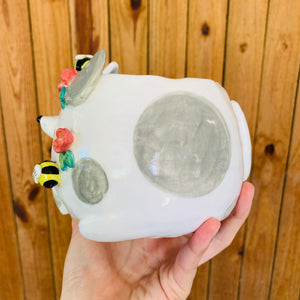 Grey spotty doggo pot with bee friends