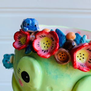 Flowery frog queen pot with baby frogs