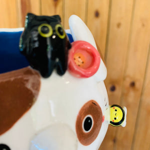 Brown spotty doggo pot with black cat and bee friend