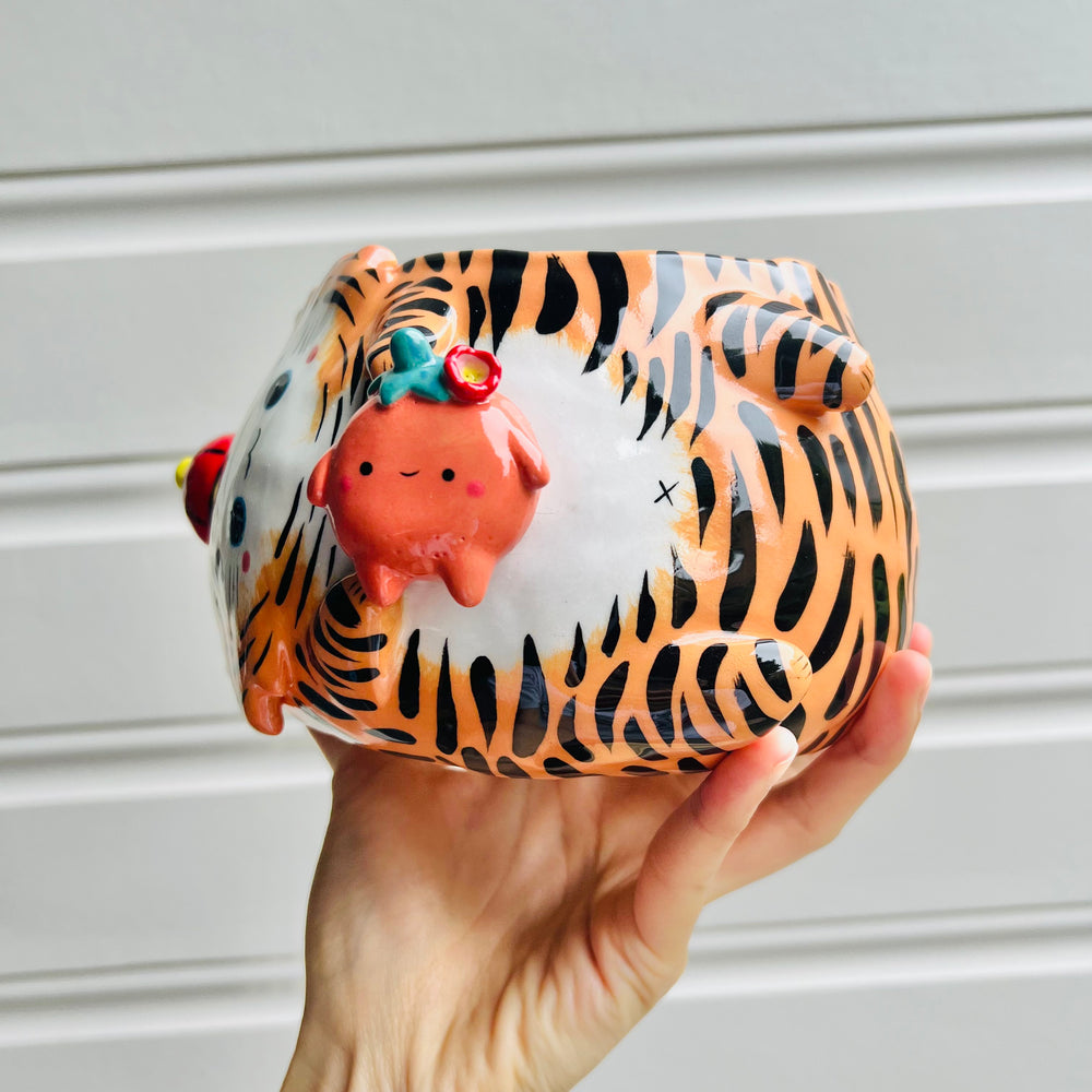 BIG SIDEWAYS ‘year of the tiger’ pot with mandarin friend, photo 4 of 5