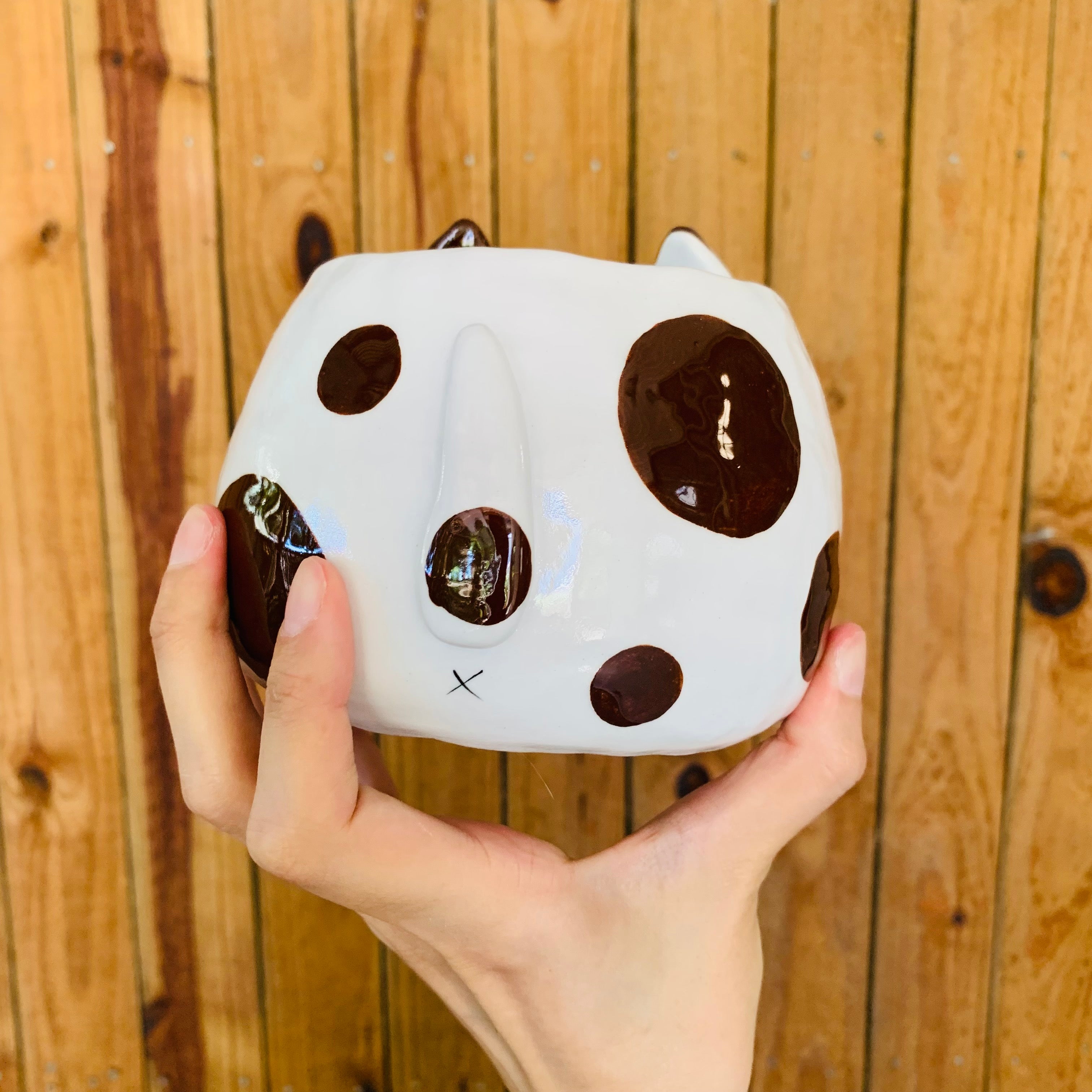 Flowery dark brown spotty doggo pot