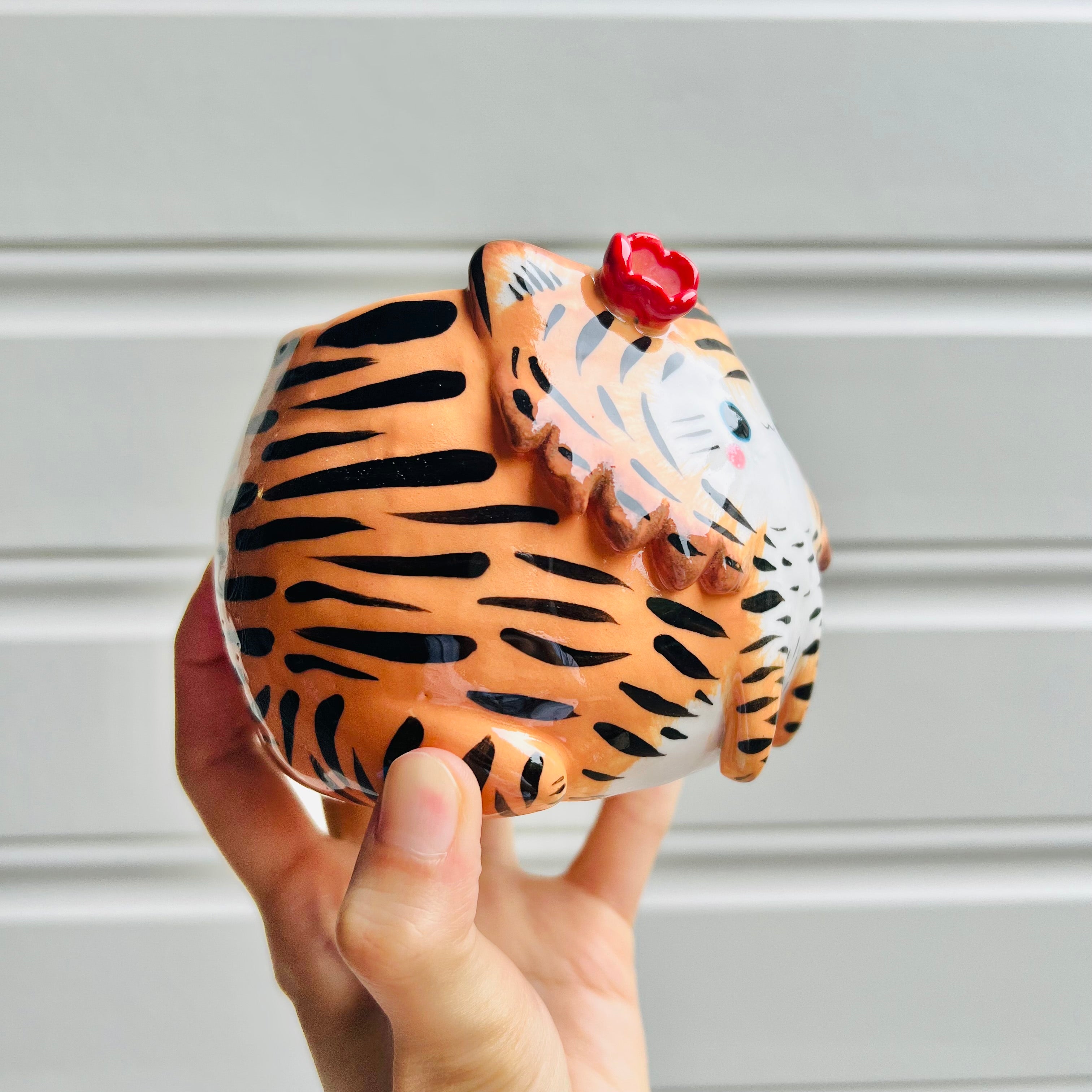 Sitting flowery tiger pot