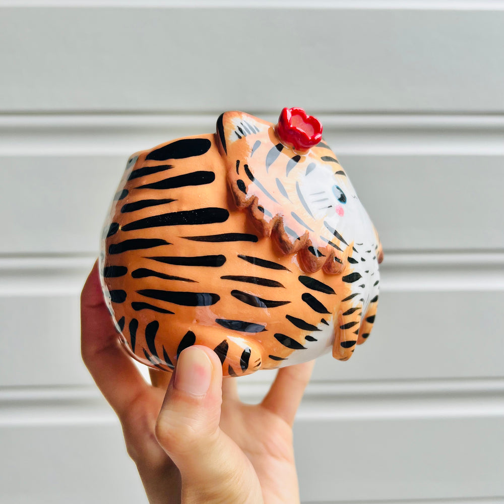 Sitting flowery tiger pot, photo 2 of 5