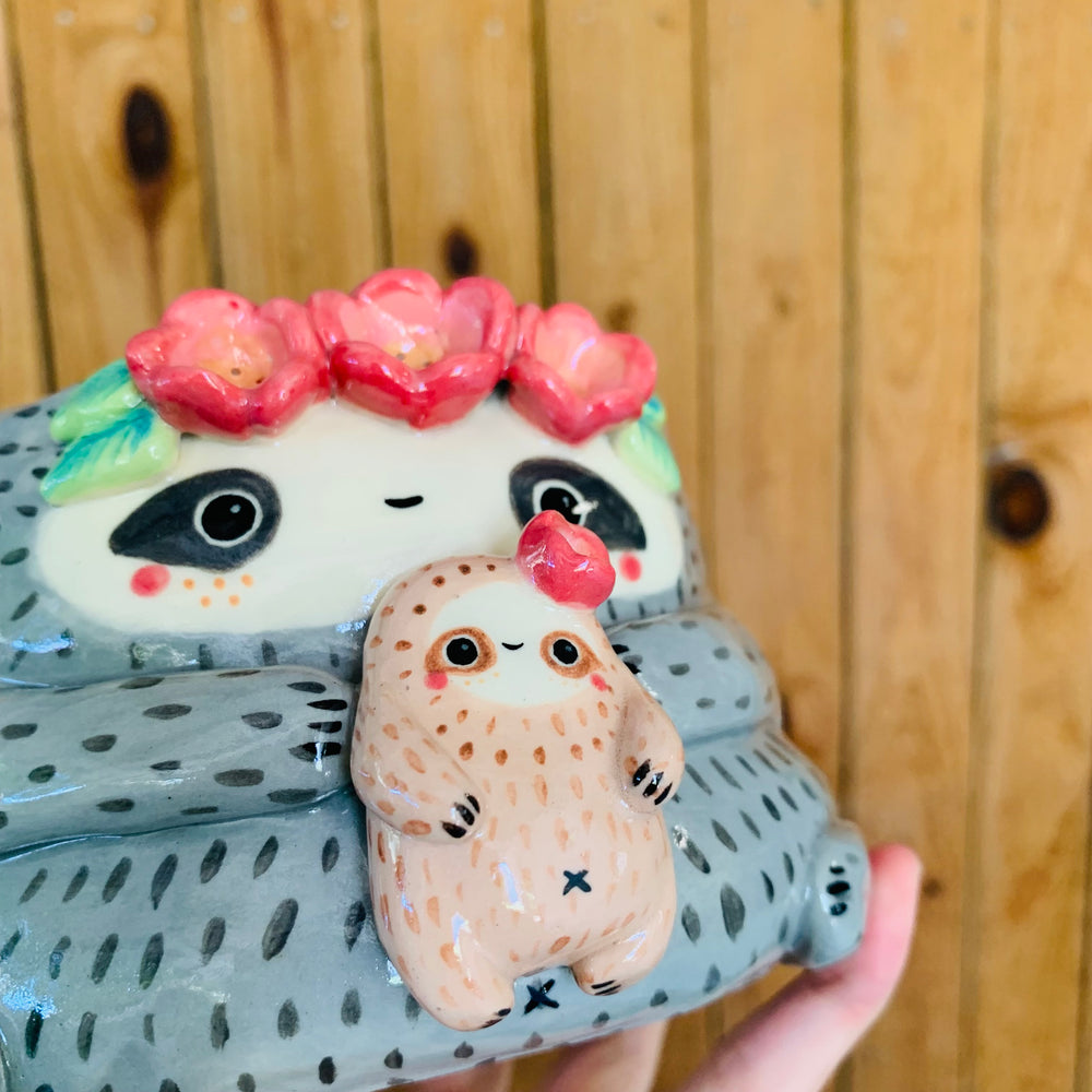 Flowery crown mama and baby sloth pot, photo 8 of 9