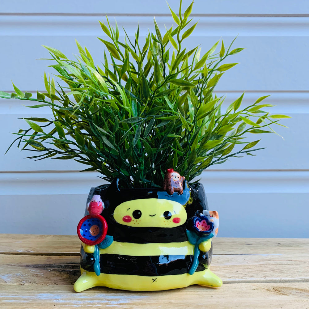 Spring has sprung Bee pot with friends (no drainage hole!), photo 12 of 14