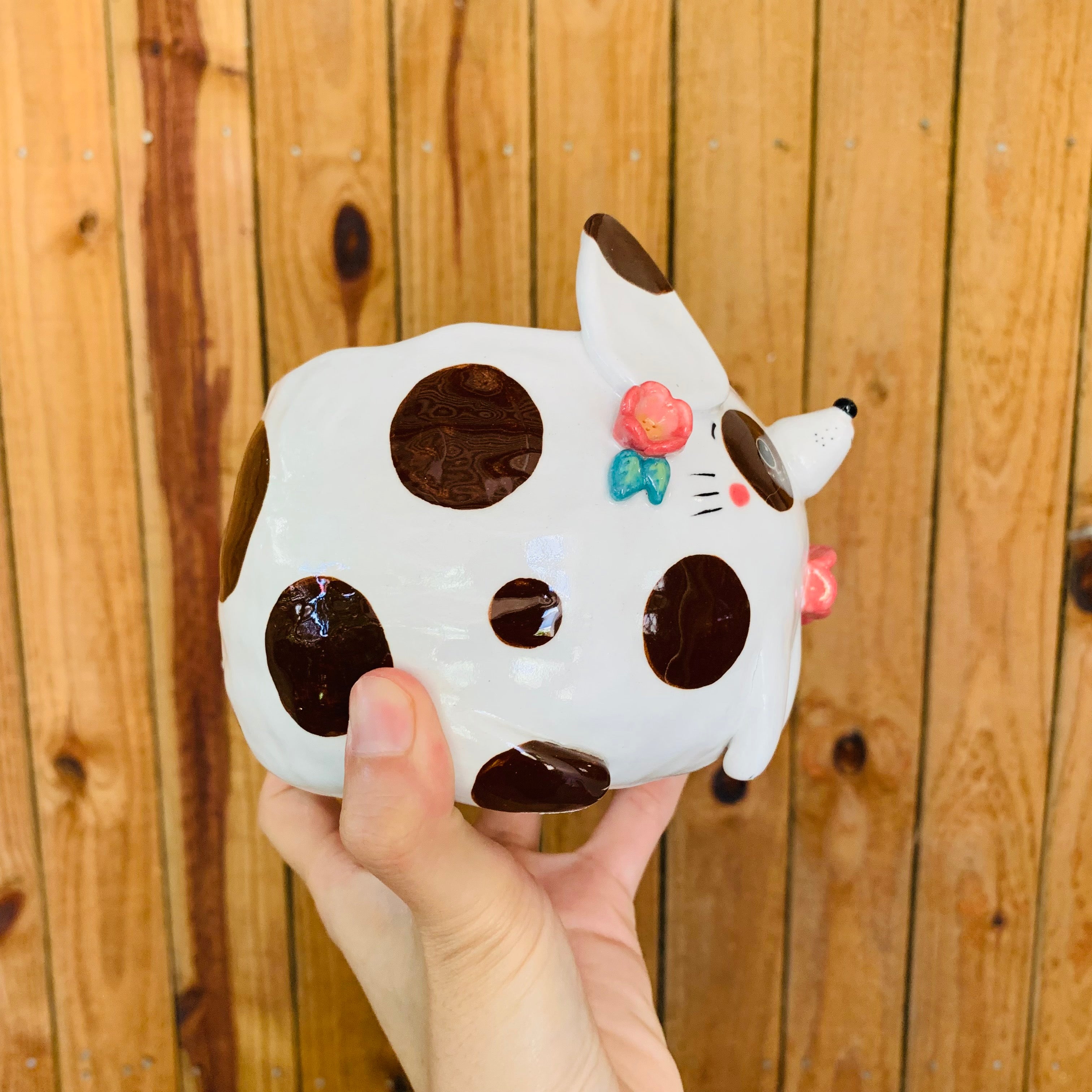 Flowery dark brown spotty doggo pot